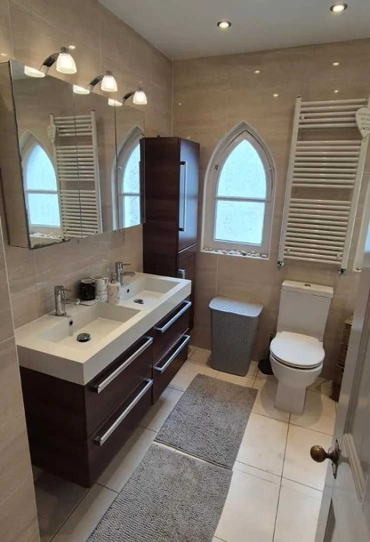4 Bed Home With Full Amenities In Cardiff 0*,  영국